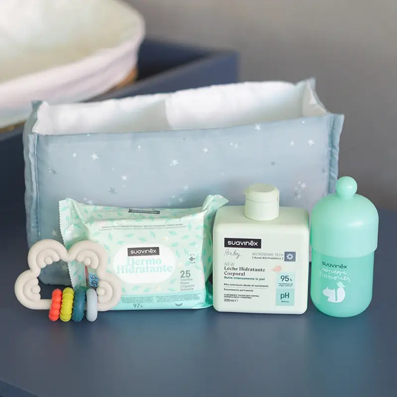 Suavinex Darčeková sada pre bábätká: mlieko 300 ml + detská kolónia Memories 100 ml + vlhčené utierky + hryzátko, modrá