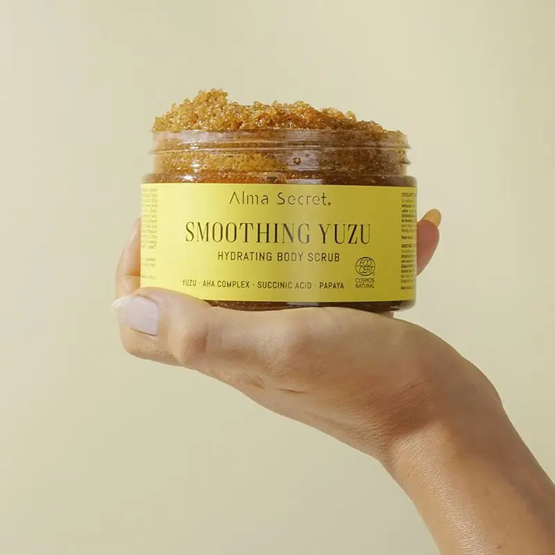 Alma Secret – telový peeling s yuzu, AHA, enzýmami z papáje a jantárovou kyselinou 