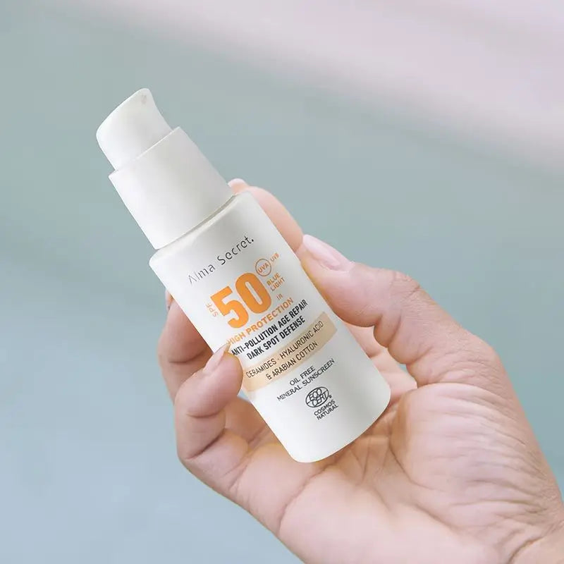 Alma Secret Solar Facial Natural SPF 50 s ceramidmi, proti pigmentovým škvrnám a bez obsahu oleja (farba: Sand)