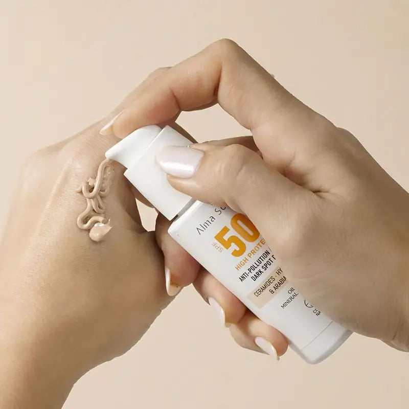 Alma Secret Solar Facial Natural SPF 50 s ceramidmi, proti pigmentovým škvrnám a bez obsahu oleja (farba: Sand)