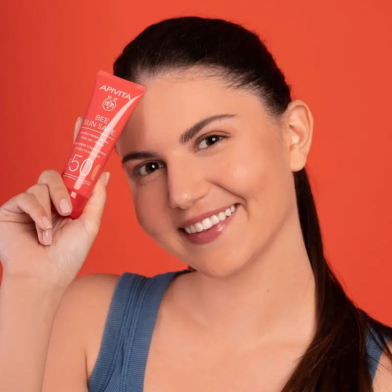 APIVITA Hydra Fresh tónovaný gél-krém s ochranným faktorom SPF 50, 50 ml