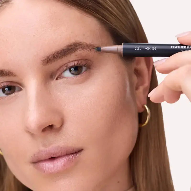 Catrice Kontúrovacia ceruzka na obočie Feather Brow Filler 010, 0,5 ml