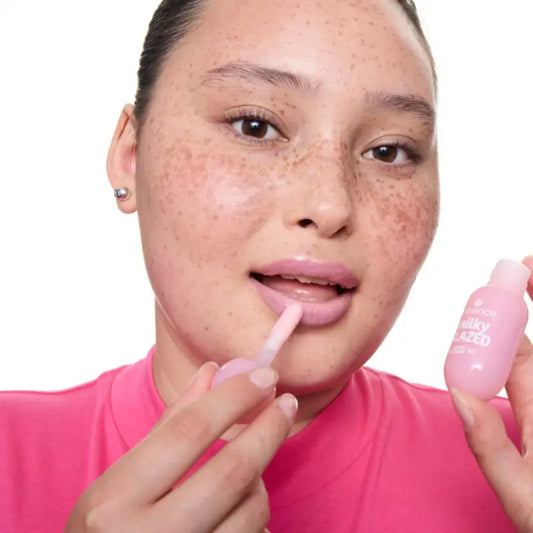 Essence Balzam na pery Glossy Milky Glazed 02, 4 ml