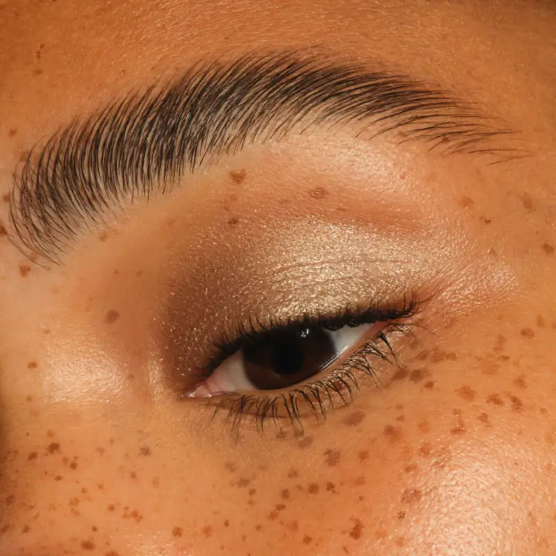 Essence Očné tiene v tyčinke Blur Nude 06, 1,2 g