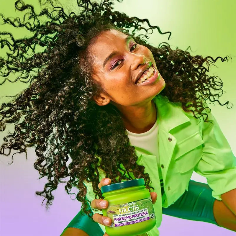 Garnier Fructis Nutri Rizos Hair Bomb – výživná vlasová maska s proteínmi a pistáciovým olejom, 320 ml.