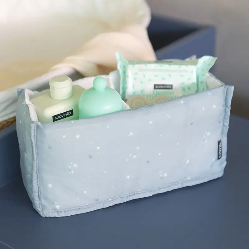 Suavinex Darčeková sada pre bábätká: mlieko 300 ml + detská kolónia Memories 100 ml + vlhčené utierky + hryzátko, modrá