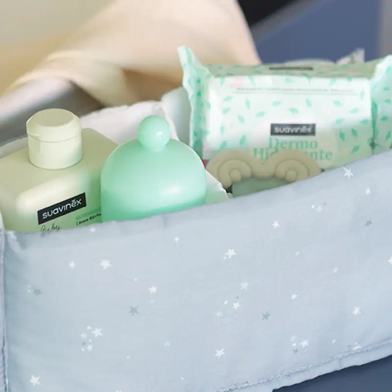 Suavinex Darčeková sada pre bábätká: mlieko 300 ml + detská kolónia Memories 100 ml + vlhčené utierky + hryzátko, modrá