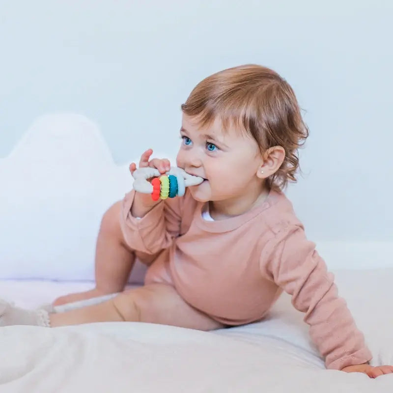 Suavinex Darčeková sada pre bábätká: Mlieko 300 ml + detská kolínska voda Memories 100 ml + vlhčené utierky + hryzátko, ružová
