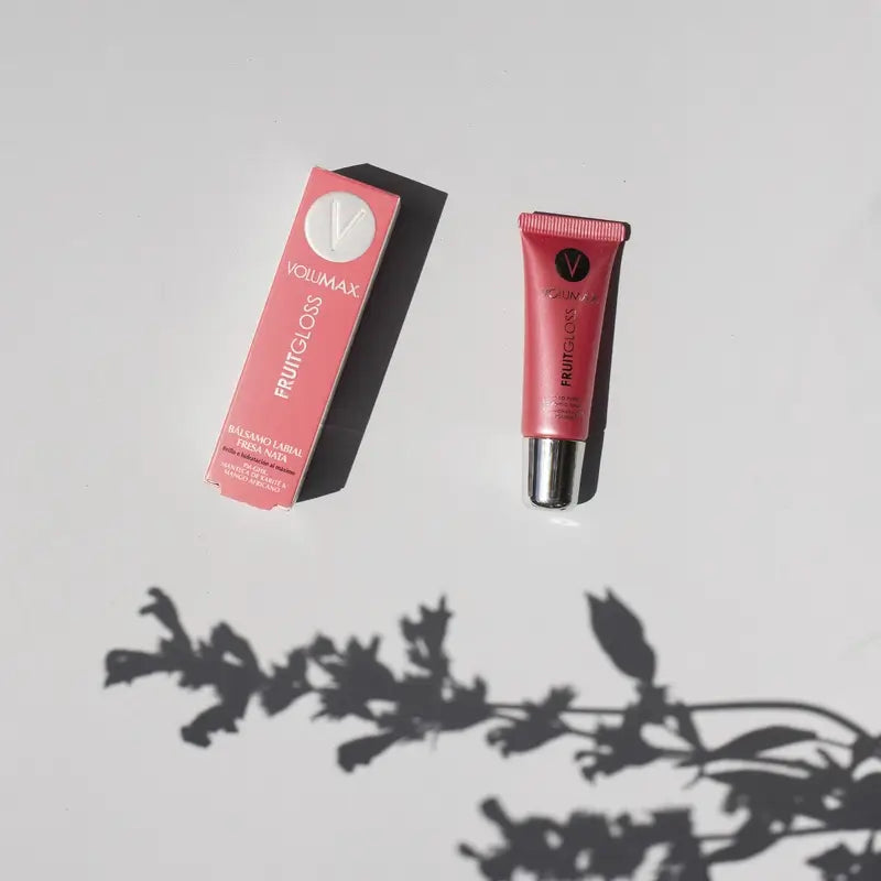 Volumax Fruitgloss Jahoda so smotanou – hydratačný balzam na pery 7,5 ml.