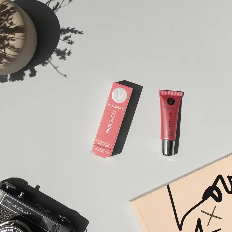 Volumax Fruitgloss Jahoda so smotanou – hydratačný balzam na pery 7,5 ml.